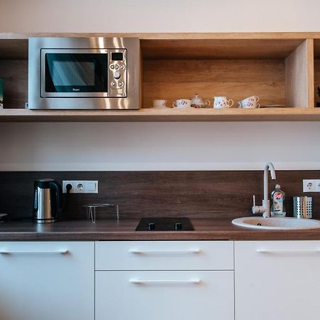 Stylish Latvian-Style Studio Apartment Near City Center, Parks, Cafes & Public Transit Riga Ngoại thất bức ảnh