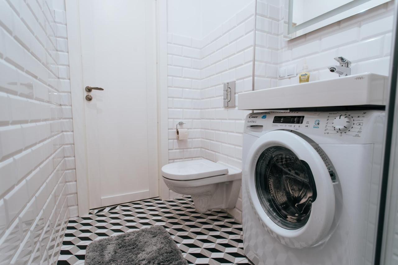 Stylish Latvian-Style Studio Apartment Near City Center, Parks, Cafes & Public Transit Riga Ngoại thất bức ảnh